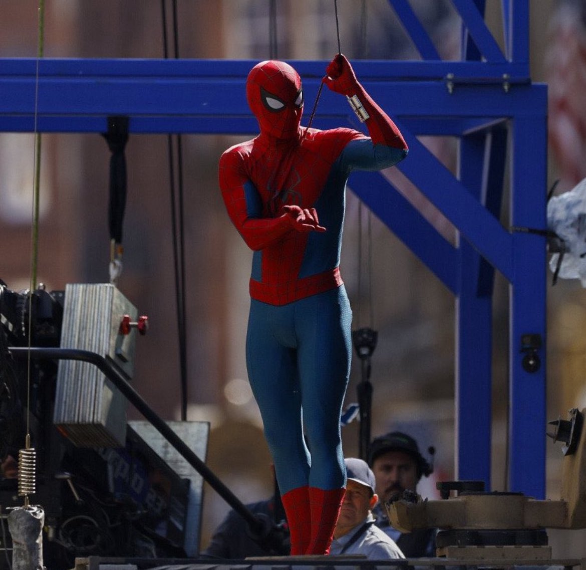 YFNSM42_'s tweet image. Tom Holland on set for—“ Spider-Man Brand New Day ” 🕷️🕸️❤️💙