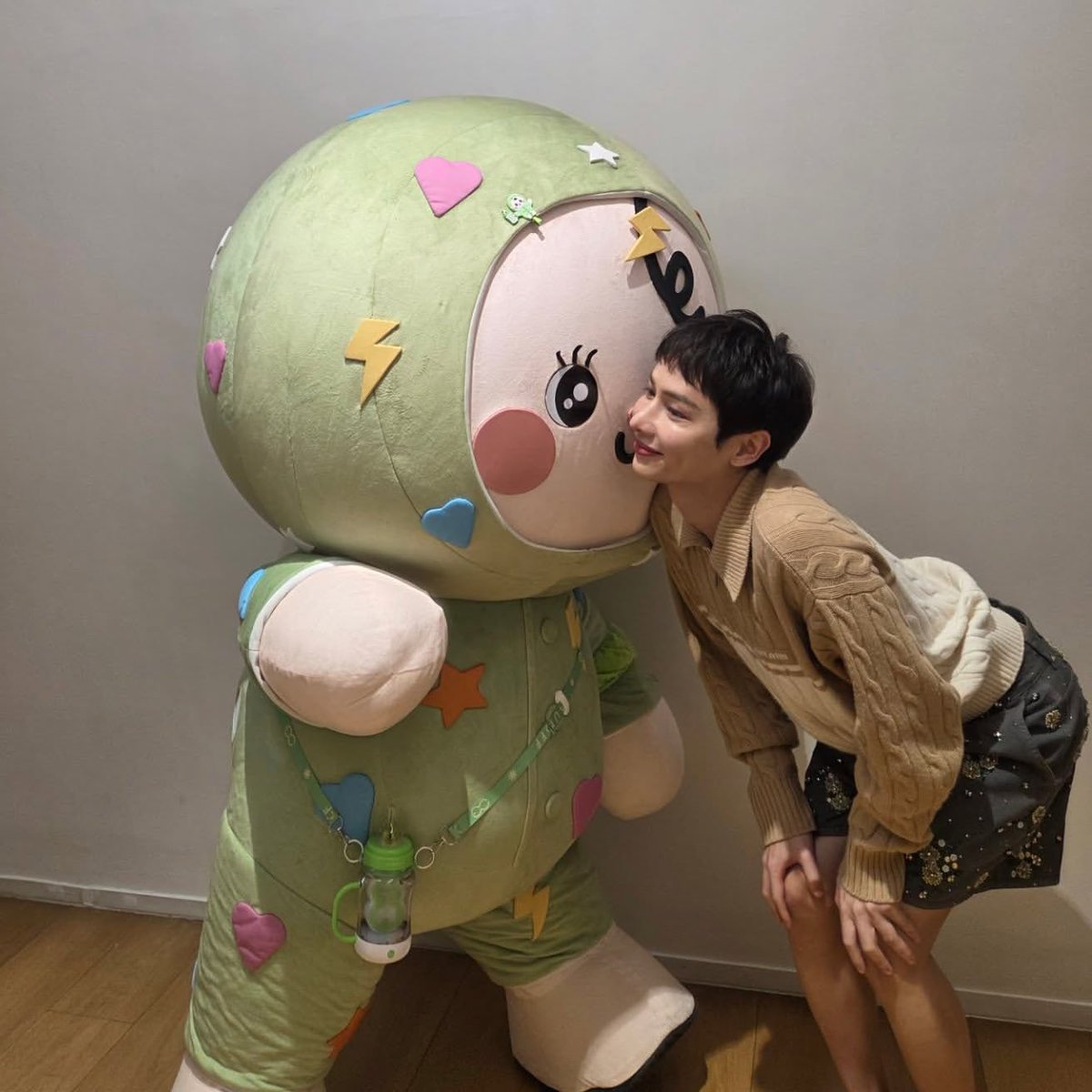 jumplings_'s tweet image. nong babii giving kisses to her papii and dada MY HEART CAN'T TAKE THIS