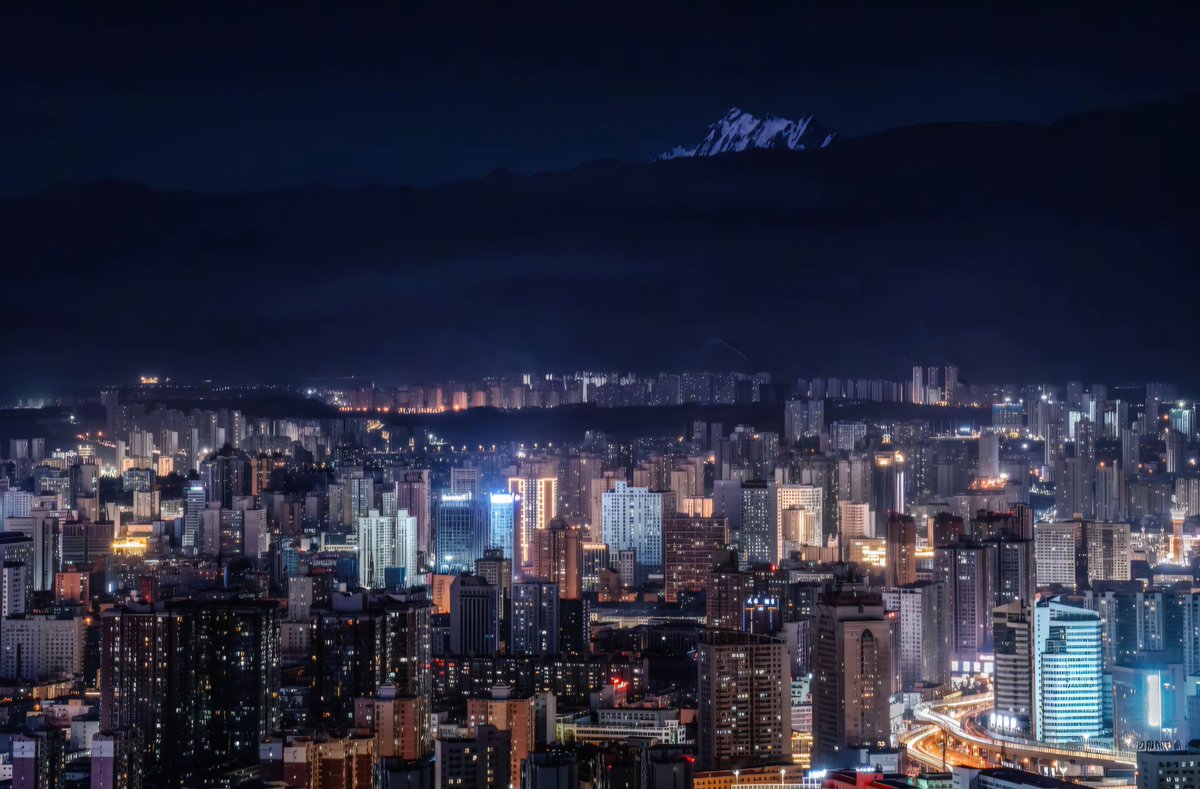 新疆ウイグル自治区ウルムチ市の夜景。
私が生まれた街です😄
人口は413万人。その中、少数民族の人口は104万人。
地理的な意味で中央アジア地域の第一大都市である。