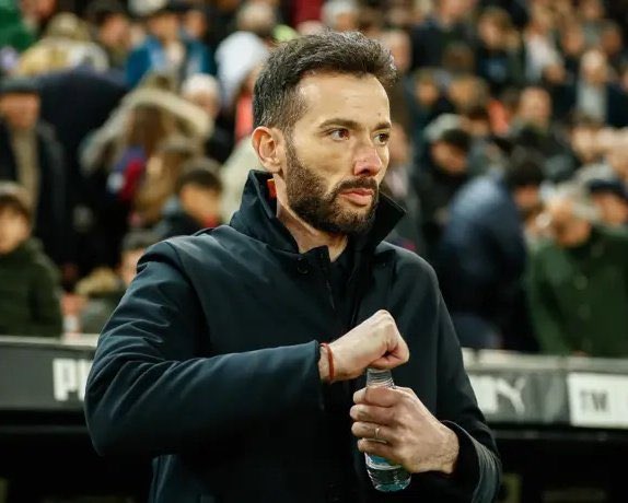 Hora de que Corberán dé un puñetazo en la mesa y exija los fichajes que le prometieron en Mayo..

igual el tren de entrenar al Valencia no pasa mas pero te habrás subido para siempre al tren de la dignidad,el honor y la historia del club