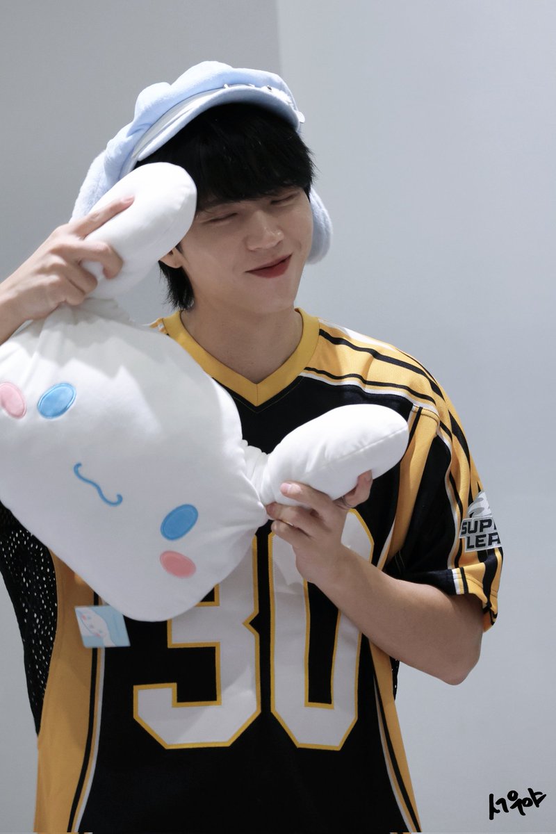 S7luv208's tweet photo. 250803 프롬 팬싸 

셀프쓰담쓰담
넘넘사랑스럽지💙

#남우현 #NAMWOOHYUN https://t.co/sOVq65Mrb7