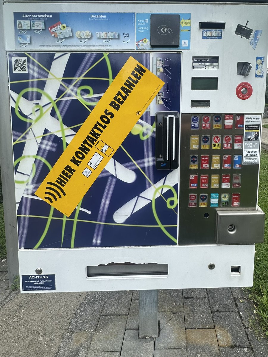 Een sigarettenautomaat (tabaksautomaat) die klanten zelf kunnen bedienen? In Nederland is dat (bijna) overal verboden maar op ***sterren camping Breisgau 🇩🇪 staat het zo’n beetje naast het speeltuintje. Maar wél een eldorado voor gezinnen volgens de <a href="/ANWB/">anwb</a> #fail