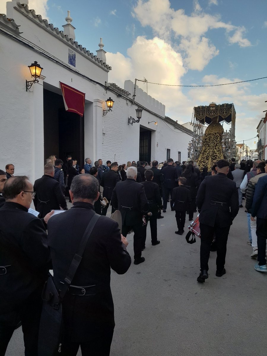 ⚫ Desde estas líneas damos las gracias por su compromiso a la Banda Municipal de Aznalcóllar, que desde 2012 ha acompañado musicalmente a la Santísima Virgen en Semana Santa.

#SoledadCoronadaHuévar