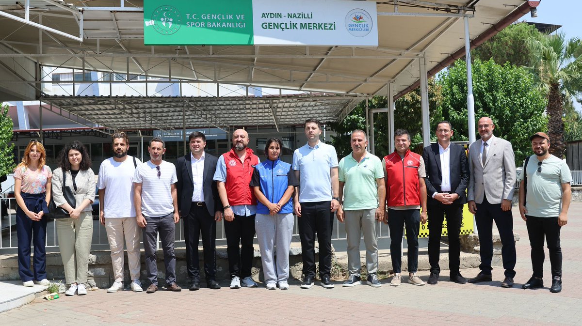 GSBAydin's tweet photo. Gençlik Hizmetleri Genel Müdürümüz Dr. Enes Efendioğlu, Genel Müdür Yardımcımız Tarık Karkınçam ve İl Müdürümüz, Nazilli Gençlik Merkezimizde incelemelerde bulunarak Gençlik Liderlerimizle ve gönüllü gençlerimiz ile sohbet etti. https://t.co/FsALz7iJq9