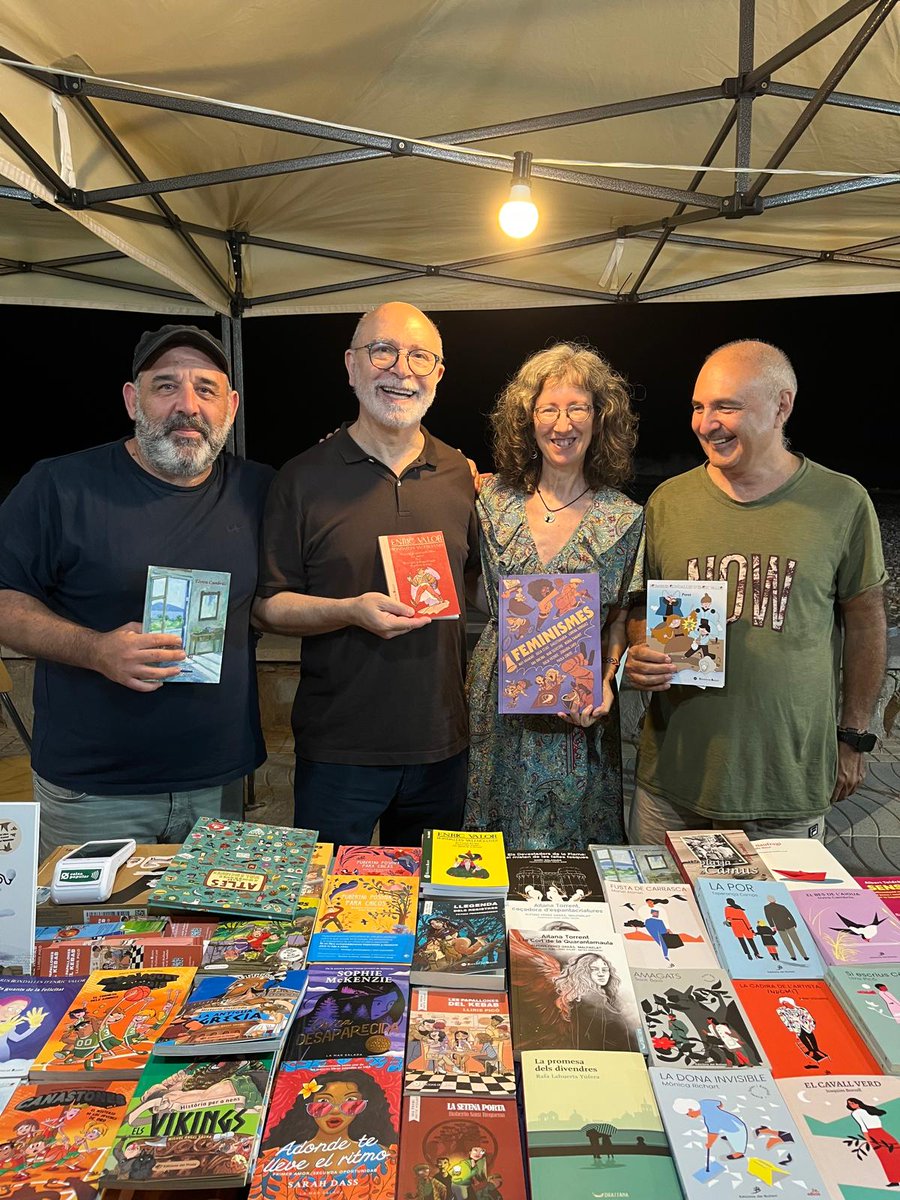 Edicions del Bullent (@bullentedicions) on Twitter photo Hui és el darrer dia de la Fora del llibre de Moncofa!
Moltes gràcies <a href="/amoraescena/">Anna Gascon</a> per la visita i la foto😍🥰 Amb <a href="/Delagreiambros/">Gabriel Sendra</a> <a href="/FrancescJLopez/">Francesc Joan López</a> i <a href="/MonclusCarles/">Carles Monclús</a>
I els llibres: Rondalles d'Enric Valor original i adaptada, còmic de <a href="/Camacuceditoria/">Camacuc Editorial</a> i novel·la d <a href="/cambrils_elvira/">Elvira Cambrils Miralles</a> Hui és el darrer dia de la Fora del llibre de Moncofa!
Moltes gràcies <a href="/amoraescena/">Anna Gascon</a> per la visita i la foto😍🥰 Amb <a href="/Delagreiambros/">Gabriel Sendra</a> <a href="/FrancescJLopez/">Francesc Joan López</a> i <a href="/MonclusCarles/">Carles Monclús</a>
I els llibres: Rondalles d'Enric Valor original i adaptada, còmic de <a href="/Camacuceditoria/">Camacuc Editorial</a> i novel·la d <a href="/cambrils_elvira/">Elvira Cambrils Miralles</a>