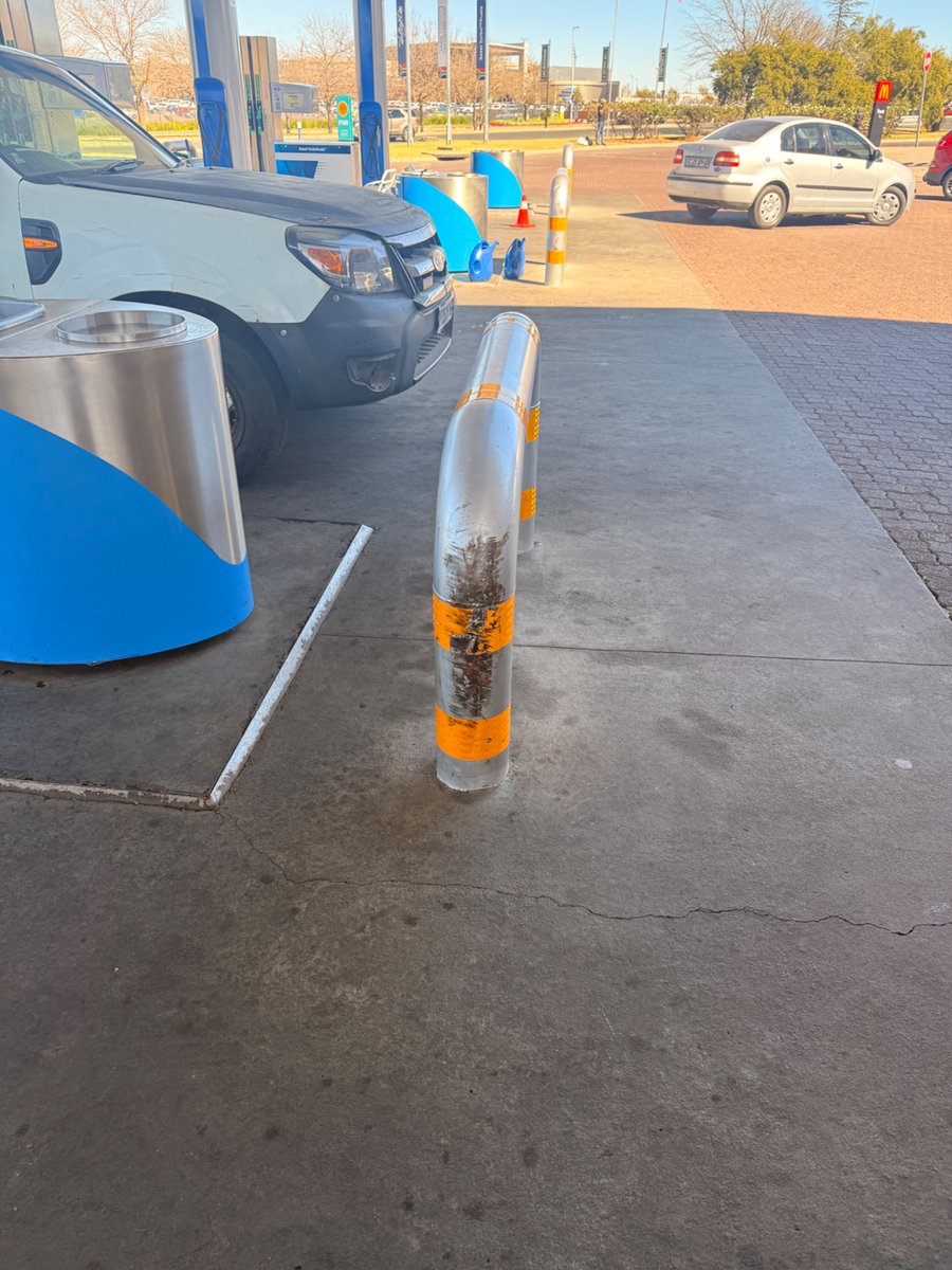 DI_MOL21's tweet photo. @SasolSA I’m convinced that these hoop barriers are installed to intentionally damage our cars. THEY ARE NOT VISIBLE! How long are you going to ignore that these are incorrectly placed!? Or do you even care?! Look at this damage!! #Sasolrewards https://t.co/qnz2mw8Kym