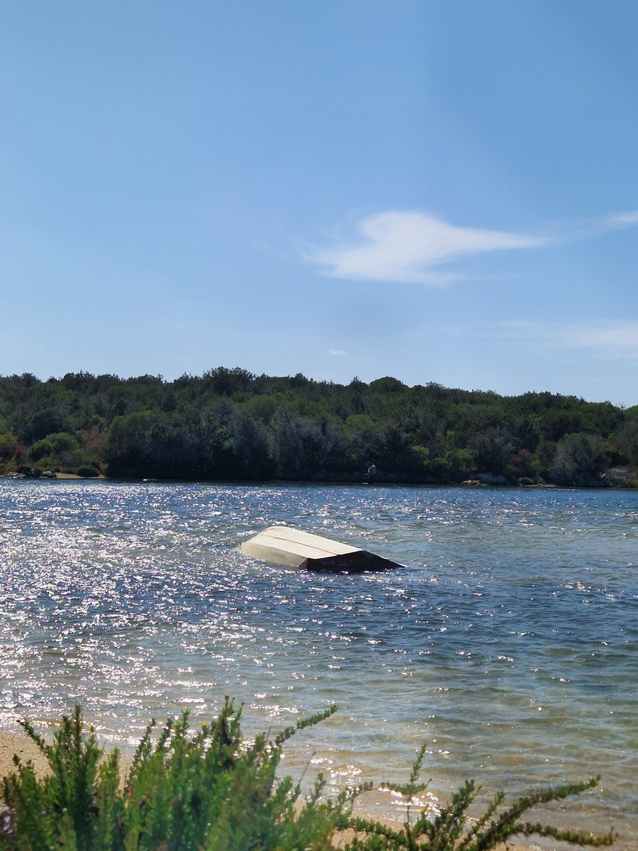 Ecco cosa succede quando ingenuamente porti il tuo wallet ad una gita in barca in Sardegna quando soffia il maestrale. Rimorso generazionale.