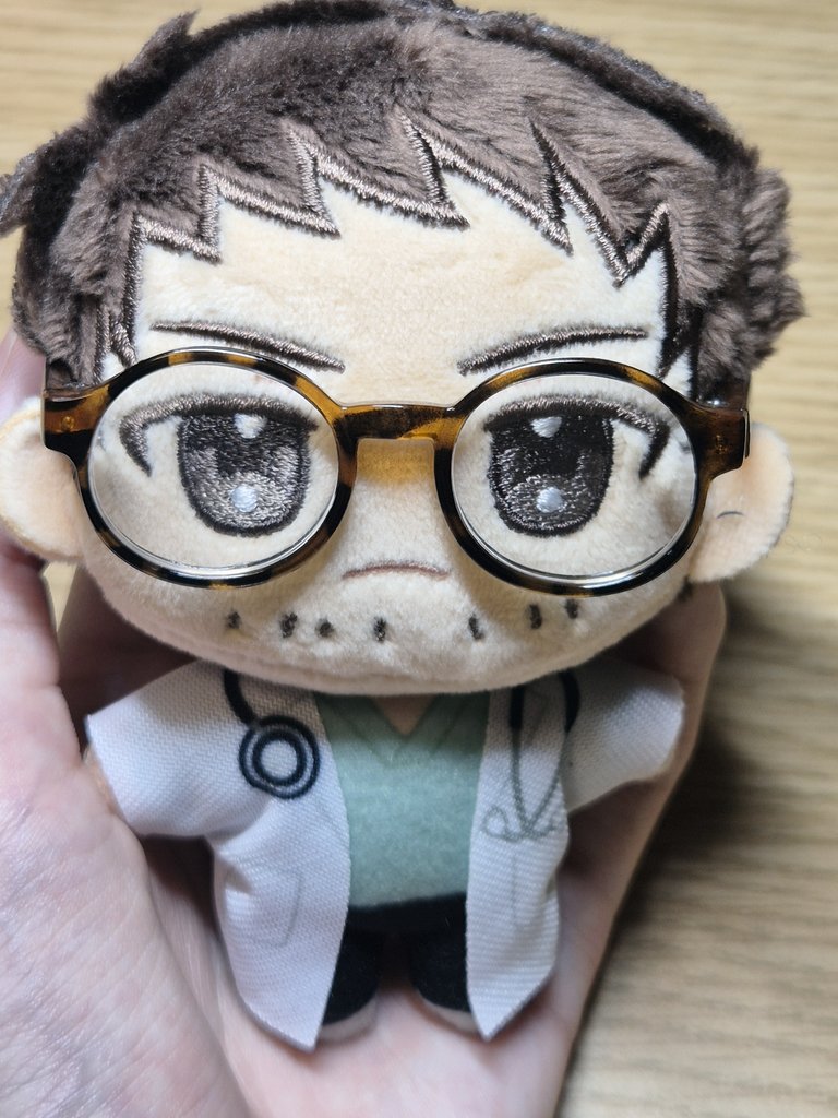 생각해 보니 안경을 사놨었음
도록에서 타쿠가 책읽을때 노안경(추정)을 끼고있었기에....

아웃겨
생각보다 잘어울림