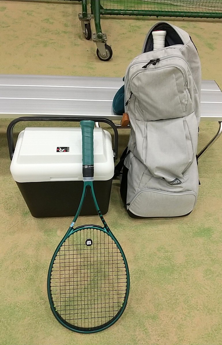 noka_tetsu's tweet photo. 今夜も30代後半メンズと2人で🎾
軽くアップ後、まず4ゲーム先取の試合をして(4-3勝利👍)、反省点を踏まえて基礎練🌟
50代半ばの私…2カゴ振り回しはキツかった😭💦
で、〆に1セットのシングルス🌟
6-4勝利したものの、楽に勝てなくなってきた💦
もっと足を動かさなくては💦
#BLADEv9 https://t.co/yELsBGbn8a
