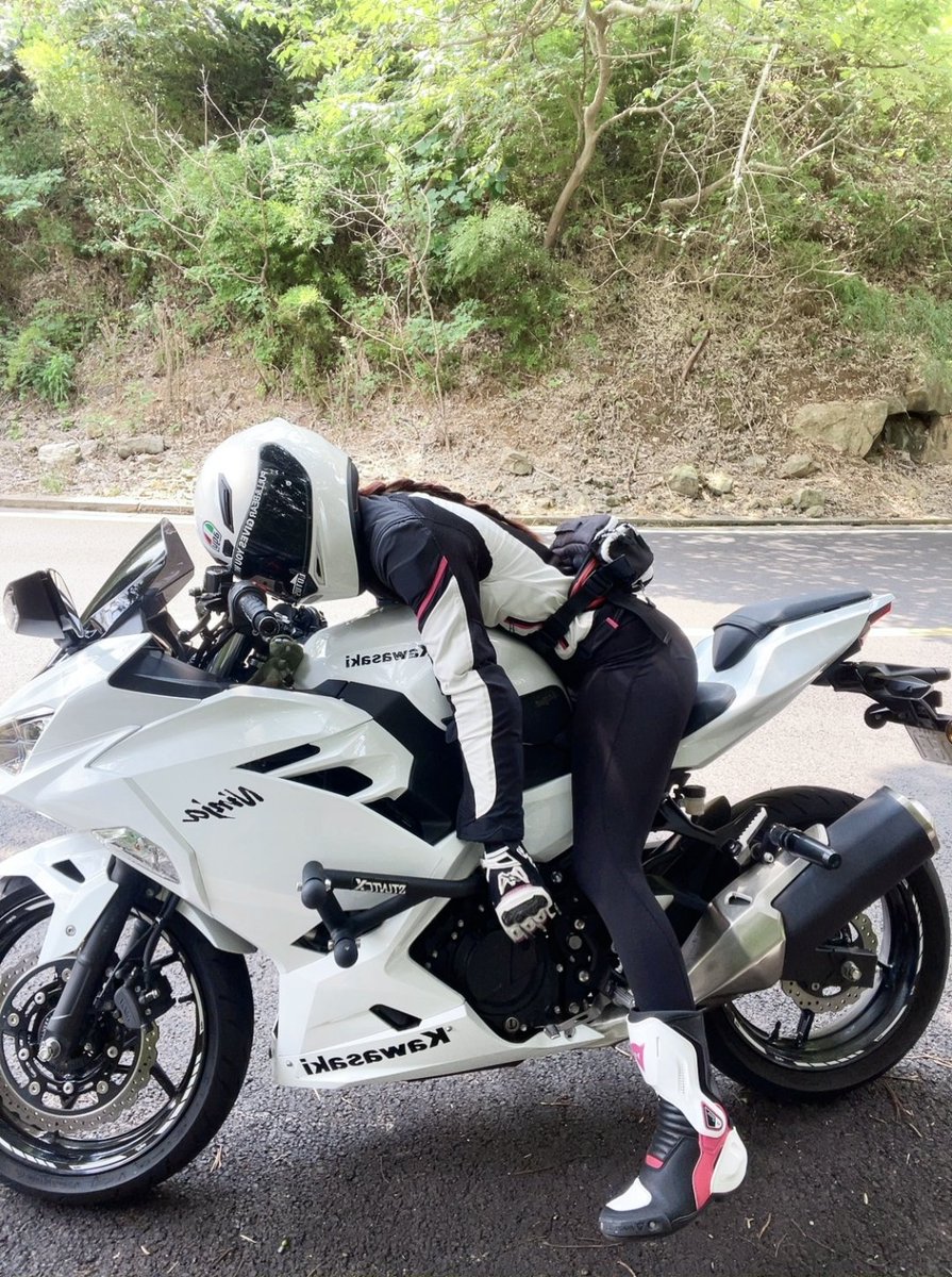 暑い夏の日、友達と一緒にバイクで風を感じるのは本当に気持ちいいですね。週末はとても楽しかったです。