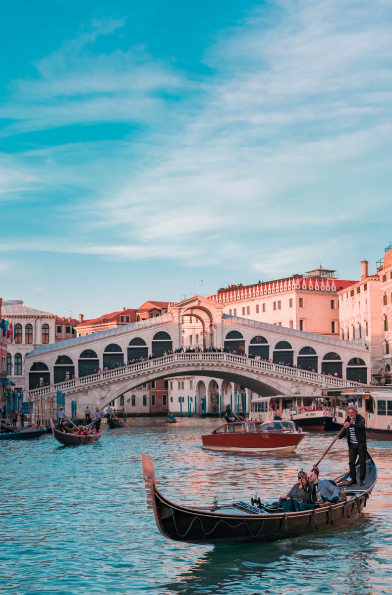 Cruise_ChrisM's tweet image. Pop quiz: What is one of the most romantic things you can experience in Italy?
Answer: A sunset gondola ride through Venice.
#venice #venicecanals #venicegrandcanals #venicegondola #italy