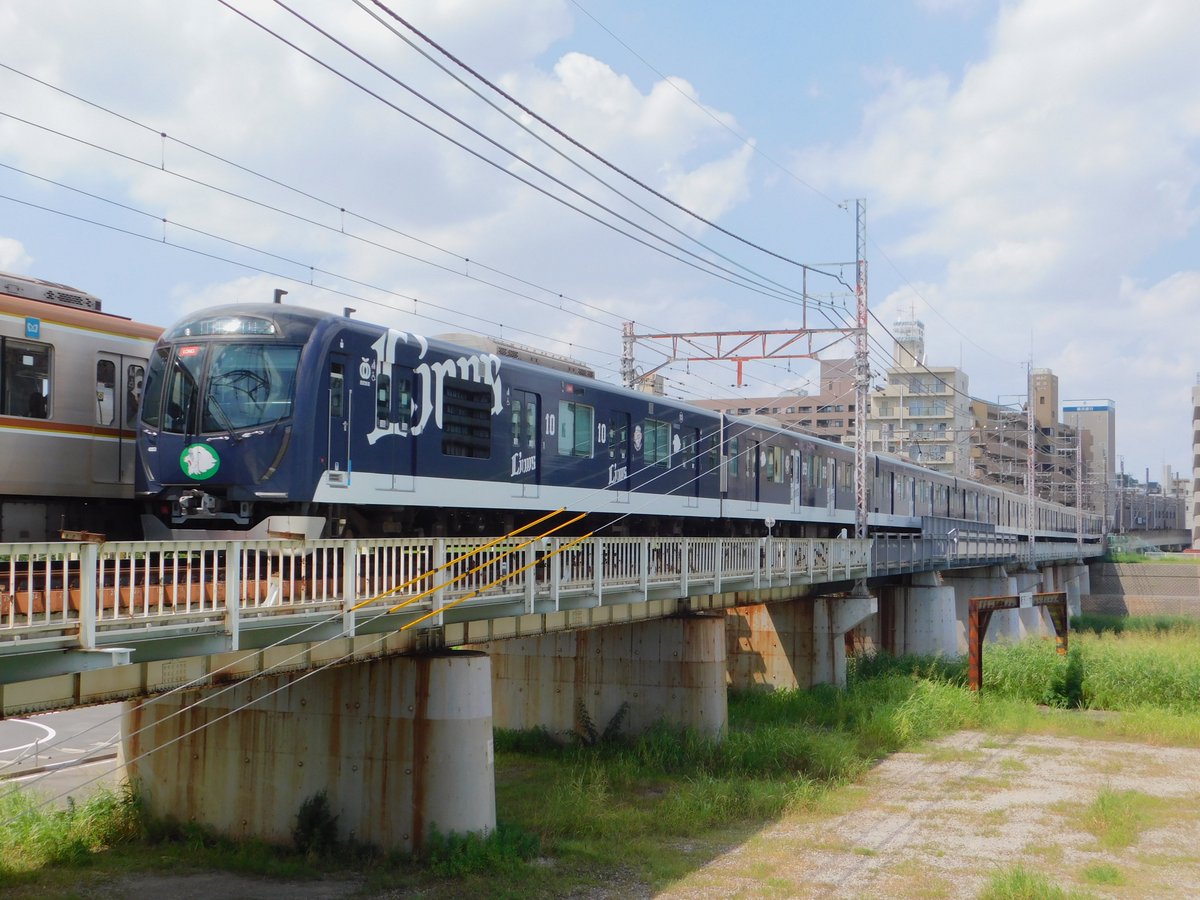 rotono_tsurugi's tweet image. 西武40000系「四代目L-Train」他社線直通運転開始。東急東横線Fライナー運用。相鉄20000系にとても似ているため日吉や武蔵小杉で相鉄線直通列車と並ぶと乗り間違えてしまいそう・・・。有楽町線の運用もいずれみたいですね。＃西武鉄道　＃LTrain　＃西武40000系　＃西武ライオンズ