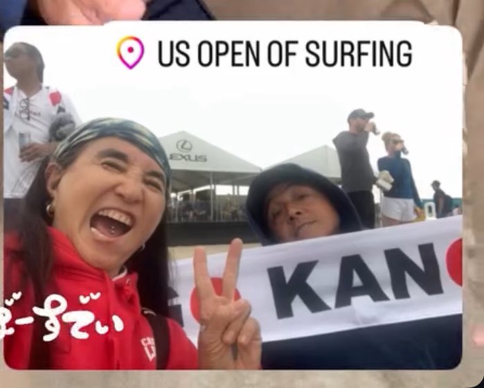 itsumonojikan's tweet photo. 🇺🇸US Open🌊🏄♂️ にEmikoさんが江ノ島ベースのパーカーを着て行ってくださってる❣️
激アツ🔥🔥🔥
@cafe_livingroom
#Thesurf
#usopen
#還暦万歳 https://t.co/qUKWtZeJN7