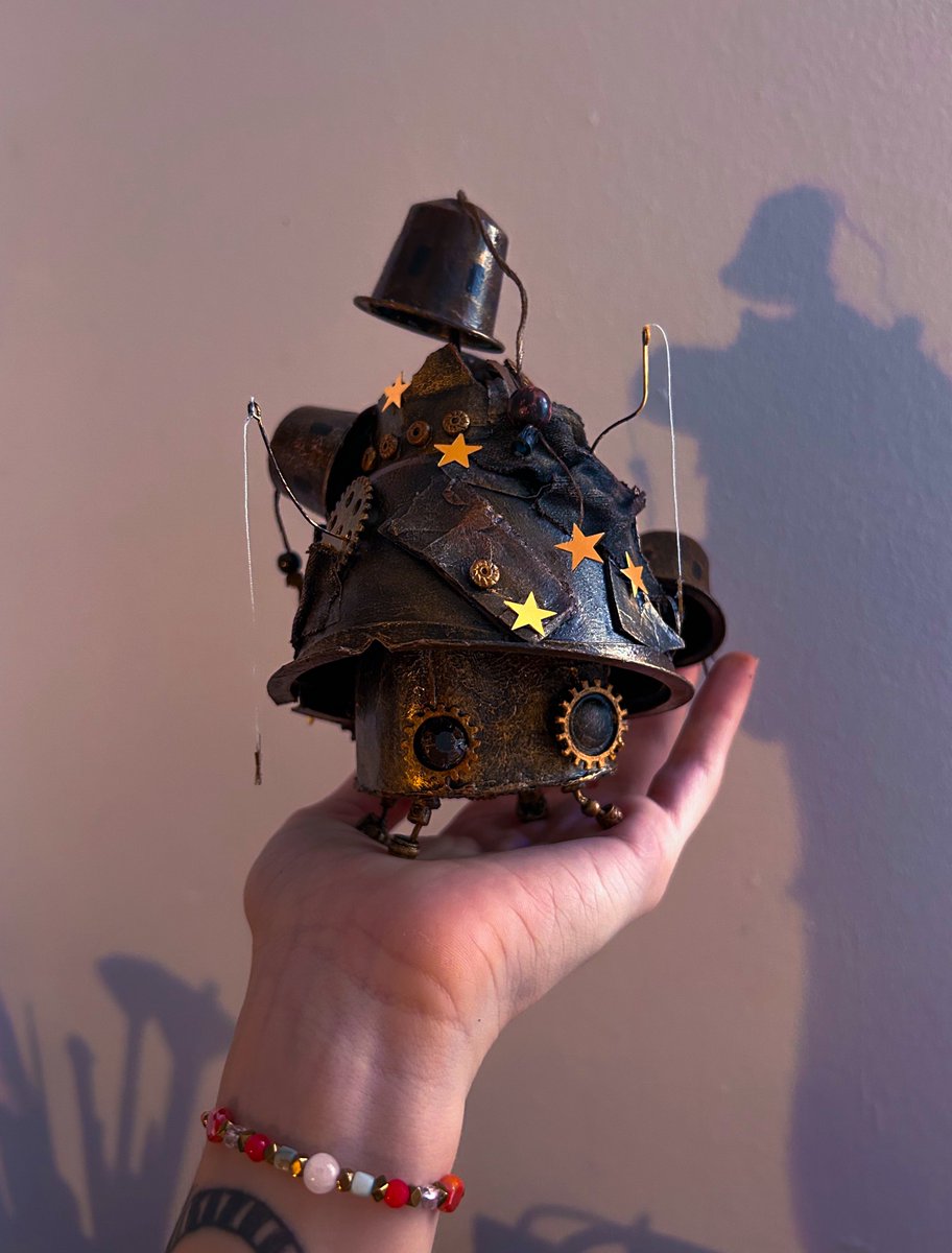 Mimi (@flydxndelion) on Twitter photo <a href="/WorldKnownledge/">L'Encyclopédie</a> Hello, merci pour le post !
Je m’appelle Mimi et je fabrique des marionnettes, sculptures, et robots en objets trouvés et recyclés en ce moment
J’ai une boutique en ligne et un formulaire pour commande surprise mais je prends aussi les commandes personnalisées 🌸 <a href="/WorldKnownledge/">L'Encyclopédie</a> Hello, merci pour le post !
Je m’appelle Mimi et je fabrique des marionnettes, sculptures, et robots en objets trouvés et recyclés en ce moment
J’ai une boutique en ligne et un formulaire pour commande surprise mais je prends aussi les commandes personnalisées 🌸