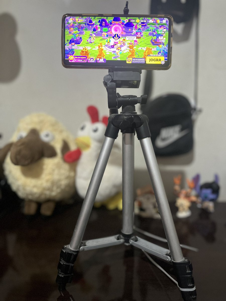 Eu tenho um tripé, um celular… e um sonho de ser criador de conteúdo. 🎥✨
Esse celular é todo o meu setup.
Uso ele como microfone, câmera, editor de vídeo e também para cuidar de todo o conteúdo do meu canal.
Quero deixar esse momento registrado aqui💭📱