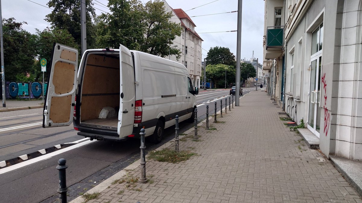 Glaubt ihr, dass es Autofahrer auch nur ansatzweise interessiert, dass der #Radschutzstreifen in der Großen Diesdorfer Straße in #Magdeburg jetzt minimal besser gesichert ist? - NÖ!