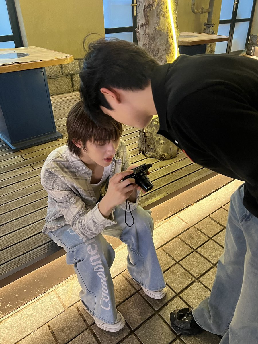 nakanisnakan's tweet image. the model and his personal photographer 📷

#ThomasKong #โทมัสก้อง