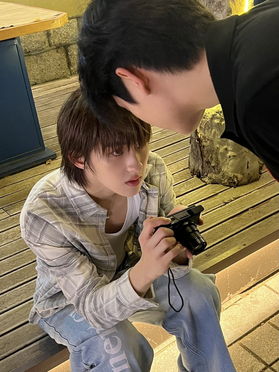 nakanisnakan's tweet image. the model and his personal photographer 📷

#ThomasKong #โทมัสก้อง