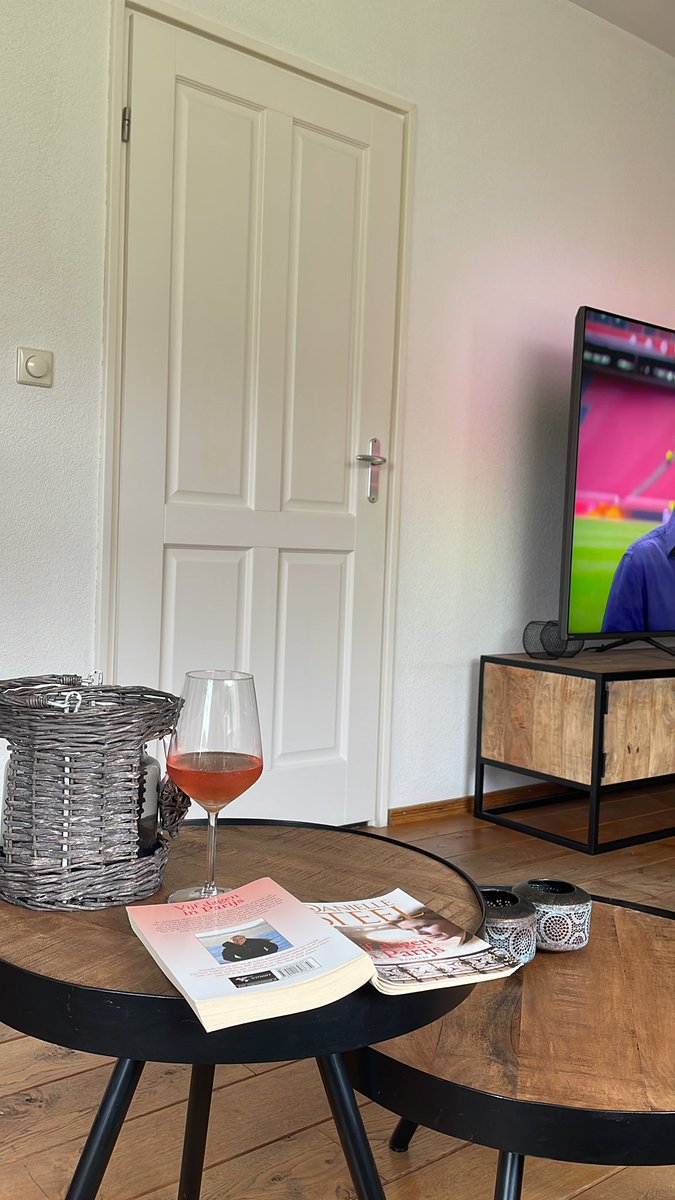 GerdaSikkema's tweet photo. Rustige zondag #Ajax #F1 #lezen #hapje #drankje #relax https://t.co/P9w9iDfN4N