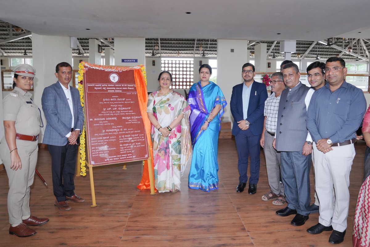 ದಾವಣಗೆರೆ ಆಫೀಸರ್ಸ್ ಕ್ಲಬ್‌ ನಲ್ಲಿ ಹೊಸದಾಗಿ ನಿರ್ಮಿಸಿದ 35 KV ಸೋಲಾರ್ ಟೈ ಗ್ರಿಡ್, ಕ್ಯಾಂಟೀನ್, ಲಿಫ್ಟ್, ಸಭಾಭವನದಲ್ಲಿ ನಿರ್ಮಿಸಿದ ನೂತನ ಶೌಚಾಲಯ ಅನಾವರಣ ಸಮಾರಂಭಕ್ಕೆ ರಾಜ್ಯ ಸರ್ಕಾರದ ಮುಖ್ಯ ಕಾರ್ಯದರ್ಶಿಗಳಾದ ಶ್ರೀಮತಿ ಶಾಲಿನಿ ರಜನೀಶ್ ಅವರೊಂದಿಗೆ ಚಾಲನೆ ನೀಡಲಾಯಿತು.

ಈ ಸಂದರ್ಭದಲ್ಲಿ ಜಿಲ್ಲೆಯ ಅಧಿಕಾರಿ ವರ್ಗದವರು
