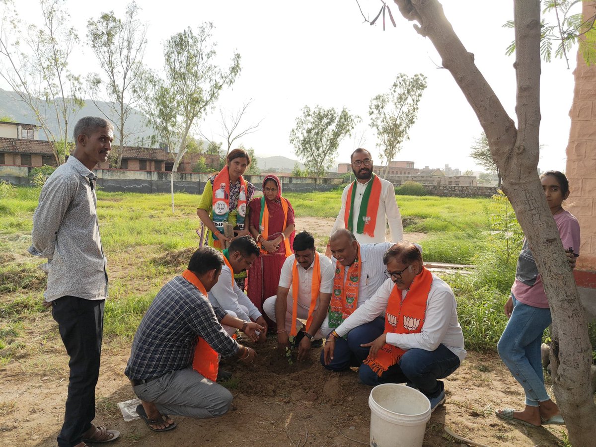 gssjalore's tweet image. @BJP4Jalore  के जिलाध्यक्ष आदरणीय श्री जसराज जी राजपुरोहित के निर्देशन में आज राजकीय आदर्श वीरमदेव बालिका छात्रावास, जालोर में भाजपा जालोर की नवगठित जिला कार्यकारिणी के पदाधिकारियों के साथ पौधारोपण किया गया।
#gssjalore