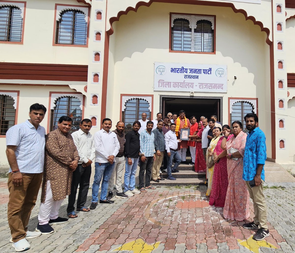 BJP4Rajasthan's tweet photo. प्रधानमंत्री श्री @narendramodi के "एक पेड़ मां के नाम" अभियान और मुख्यमंत्री श्री @BhajanlalBjp एवं प्रदेश अध्यक्ष श्री @madanrrathore द्वारा चलाए जा रहे "हरियालो राजस्थान" अभियान के अंतर्गत आज राजसमंद प्रवास पर पधारे राजस्थान सरकार में वन एवं पर्यावरण मंत्री श्री @Sanjay4India1 एवं जिलाध्यक्ष श्री जगदीश पालीवाल ने भाजपा जिला कार्यालय पर कार्यकर्ताओं के साथ वृक्षारोपण किया। इस अवसर पर भाजपा पदाधिकारी ने माननीय मंत्री जी का भव्य स्वागत एवं अभिनंदन किया।

इस दौरान जिला प्रमुख श्रीमती रतनी देवी जाट, श्री महेश पालीवाल, उपाध्यक्ष श्री माधव चौधरी, महामंत्री श्री महेंद्र सिंह चौहान, जिला मंत्री श्रीमती वर्धिनी पुरोहित, श्रीमती तरुणा कुमावत, कोषाध्यक्ष श्री मनोज पारीक, कार्यालय मंत्री श्री प्रमोद गौड़, जिला प्रवक्ता श्री नर्बदा शंकर पालीवाल, श्री मुरारी आशियाँ, नगर अध्यक्ष श्री दिनेश कुमावत सहित पार्टी के अन्य पदाधिकारी एवं कार्यकर्ता उपस्थित रहे।