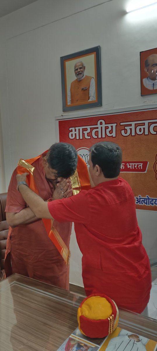 BJP4Rajasthan's tweet photo. प्रधानमंत्री श्री @narendramodi के "एक पेड़ मां के नाम" अभियान और मुख्यमंत्री श्री @BhajanlalBjp एवं प्रदेश अध्यक्ष श्री @madanrrathore द्वारा चलाए जा रहे "हरियालो राजस्थान" अभियान के अंतर्गत आज राजसमंद प्रवास पर पधारे राजस्थान सरकार में वन एवं पर्यावरण मंत्री श्री @Sanjay4India1 एवं जिलाध्यक्ष श्री जगदीश पालीवाल ने भाजपा जिला कार्यालय पर कार्यकर्ताओं के साथ वृक्षारोपण किया। इस अवसर पर भाजपा पदाधिकारी ने माननीय मंत्री जी का भव्य स्वागत एवं अभिनंदन किया।

इस दौरान जिला प्रमुख श्रीमती रतनी देवी जाट, श्री महेश पालीवाल, उपाध्यक्ष श्री माधव चौधरी, महामंत्री श्री महेंद्र सिंह चौहान, जिला मंत्री श्रीमती वर्धिनी पुरोहित, श्रीमती तरुणा कुमावत, कोषाध्यक्ष श्री मनोज पारीक, कार्यालय मंत्री श्री प्रमोद गौड़, जिला प्रवक्ता श्री नर्बदा शंकर पालीवाल, श्री मुरारी आशियाँ, नगर अध्यक्ष श्री दिनेश कुमावत सहित पार्टी के अन्य पदाधिकारी एवं कार्यकर्ता उपस्थित रहे।