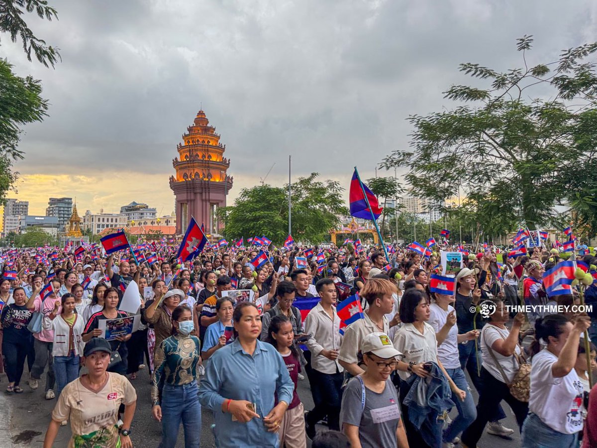 nobolulu10's tweet photo. This is the Peace March. Cambodians support Peace and value Peace the most. We urge the international community to STOP whatever Thailand is planning now! 

RESPECT CEASEFIRE AGREEMENT
#CambodiaNeedPeace https://t.co/KG9mzs6RVp