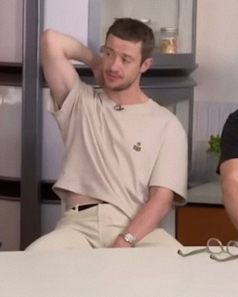 mescalquinn's tweet photo. Joseph Quinn in beige/cream pants. https://t.co/5PfZcVBM7a