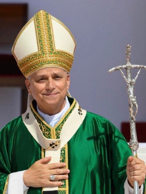 «Es Jesús a quien buscas cuando sueñas con la felicidad; es Él quien te espera cuando nada te satisface; es Él quien te empuja a dejar las máscaras que hacen la vida falsa; es Él quien lee en tu corazón las decisiones más verdaderas que otros quisieran sofocar».

El Papa León XIV