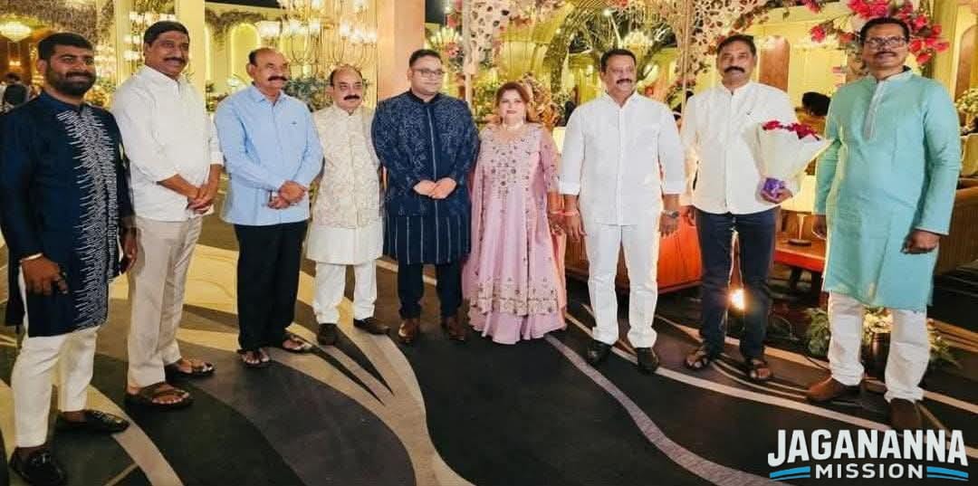 JaganannaM42057's tweet image. నంద్యాల జిల్లా SP అదీప్ సింగ్ రాణా గారి పెళ్లి రిసెప్షన్ (చంఢీఘడ్) లో...

 టీడీపీ మంత్రులు, ఎమ్మెల్యేలతో వెంకటేష్ నాయుడు..

#TDPJSPGoons
#APisNotinSafeHands
#CBNFailedCM
#SaveAPFromTDP
#IdhiMunchePrabhutvam
#JaganannaMission