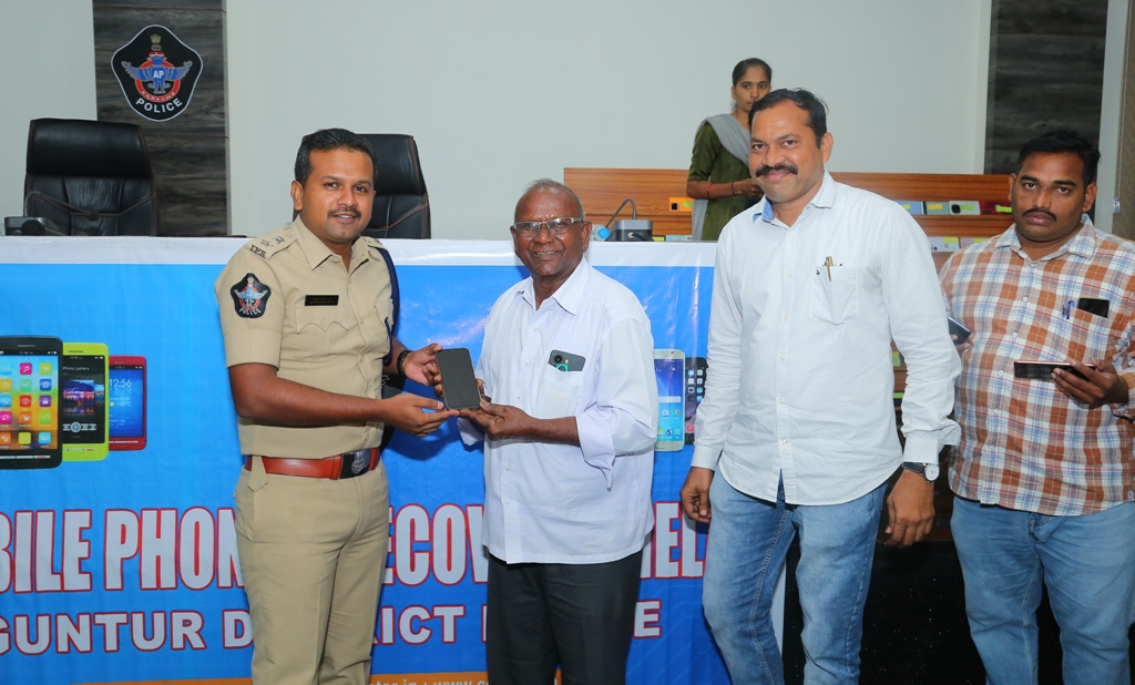 police_guntur's tweet photo. 📍//పోలీసుల విజయం - రూ.50 లక్షల విలువైన 250 మొబైల్ ఫోన్లను రికవరీ చేసి బాధితులకు అందజేత.//
@APPOLICE100
@AndhraPradeshCM
@APDeputyCMO
@Anitha_TDP
#gunturpolice
#PhoneRecovery
#lostmobilephones
#stolenmobilephones
#handoverphones
#ITCore
#donationtovictims
#guntur https://t.co/C0gDkGoufo