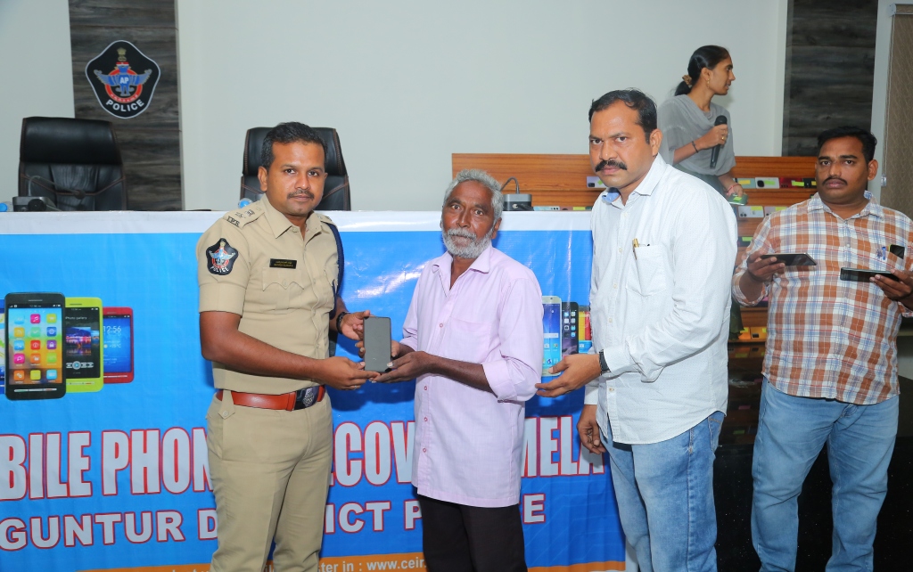 police_guntur's tweet photo. 📍//పోలీసుల విజయం - రూ.50 లక్షల విలువైన 250 మొబైల్ ఫోన్లను రికవరీ చేసి బాధితులకు అందజేత.//
@APPOLICE100
@AndhraPradeshCM
@APDeputyCMO
@Anitha_TDP
#gunturpolice
#PhoneRecovery
#lostmobilephones
#stolenmobilephones
#handoverphones
#ITCore
#donationtovictims
#guntur https://t.co/C0gDkGoufo