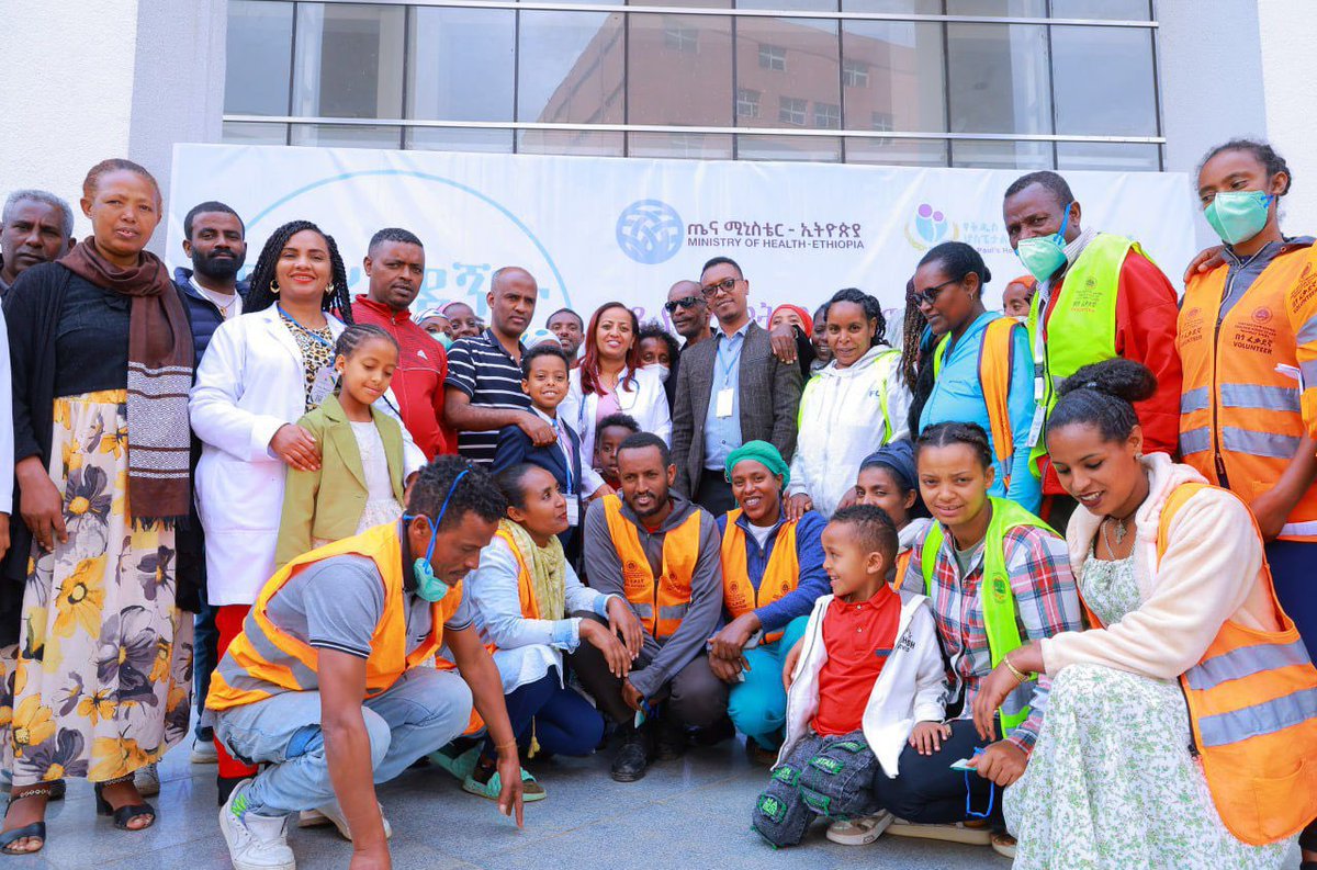 MekdesDaba's tweet photo. Sunday and Summer volunteerism 
#ክረምትበጎፍቃድ2017
@FMoHealth 
@SPHMMC_Official https://t.co/LtJuWb5Mvt