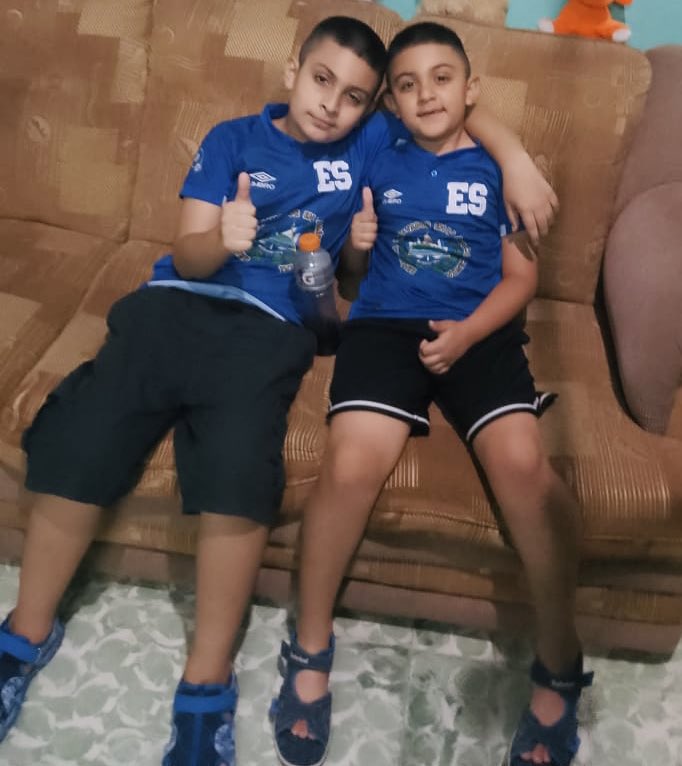 Silvita_Sorian0's tweet photo. Dios es bueno y su plan es perfecto . gracias a Dios que nos envió el mejor presidente @nayibbukele, pude cumplir mi sueño de regresar a casa.
La niña que sacaron obligada del país por el acoso de las pandillas, hoy regresa como una mujer resiliente, encontré un El Salvador hermoso se siente desde que se llega al aeropuerto la transformación del país y ese orgullo tan grande en tu corazón de ser salvadoreños.
No somos el país perfecto, porque perfecto sólo Dios, hay mucho trabajo por hacer y lo haremos juntos ,porque hemos encontrado el camino correcto para construir el país con el que todos soñamos.
Anoche estuvimos hasta pasada las 11 en el parque, escuché muchas historias desgarradoras de lo que han pasado en silencio porque no había autoridad que los protegiera, cuando les pregunté a donde querían salir hoy a pasear me dijeron dónde quieras mamita hoy somos libres y podemos ir a donde queramos .
Todos los insultos, ataques, amenazas, difamaciones que he recibido por apoyar al presidente no me detuvieron, menos ahora que estoy comprobando que esta vez no nos equivocamos y elegimos al libertador de El Salvador 🇸🇻
Se cuidan, disfruten su día como Yo lo estoy disfrutando 😎 🌊🏖️
Me alegra que he hecho un buen trabajo, mis hijos se han adaptado muy bien y hablan perfecto el español están encantados 💙💙