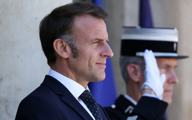 De Franse president Emmanuel Macron zegt dat Hamas “grenzeloze onmenselijkheid” heeft begaan door video’s te publiceren van twee uitgemergelde Israëlische gijzelaars die door de terreurgroep in Gaza worden vastgehouden.
“Verschrikkelijke wreedheid, onmenselijkheid zonder grenzen: