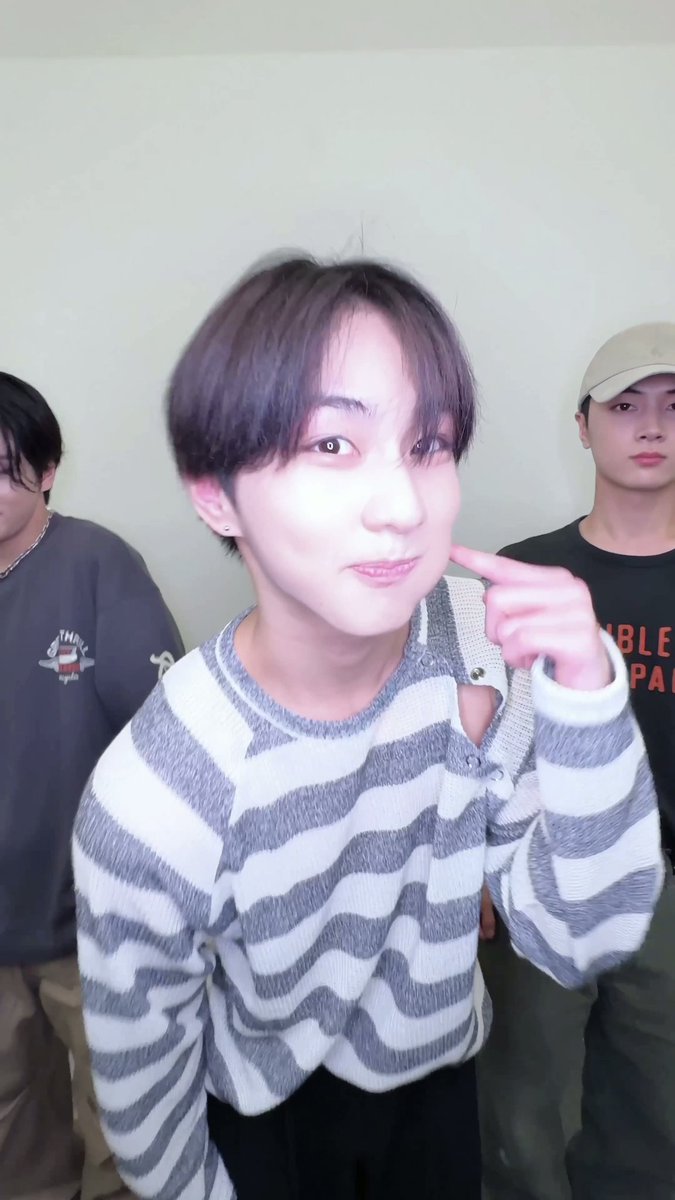 woncattos's tweet image. TRIPLE J 🐈🐈‍⬛️🐕