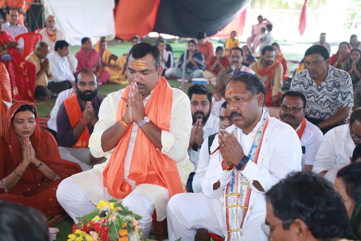 पवित्र सावन माह के शुभ अवसर पर विधायक महासमुन्द श्री योगेश्वर राजू  सिन्हा जी द्वारा  महासमुन्द में आयोजित रुद्राभिषेक हवन पूजन कार्यक्रम में भगवान शंकर जी का रुद्राभिषेक हवन पूजा-अर्चना कर सभी की खुशहाली की प्रार्थना की

भगवान भोलेनाथ सभी की  मनोकामनाएँ पूर्ण करें

हर हर महादेव