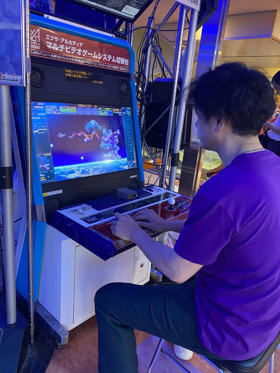 yuzokoshiro's tweet image. Jogando Earthion EXA LABEL no Akihabara Hey @Taito_Hey usando a camiseta da WARPZONE.