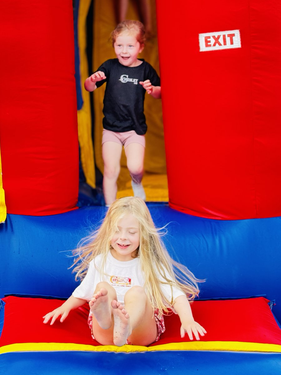 1017theOne's tweet image. 🔥Crowds, Canines &amp;amp; Castles!🐾
Chesley Homecoming and Ripley Reunion delivered—from a firefighter breakfast to dog shows, hypnotic acts, archery, bouncy castles, and everything in between!
#FamilyFun #LocalEvents #SupportLocal