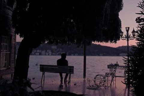 بدايه حبي وهوسي بالشخصيات الكئيبة الوحيده كانت بسببه