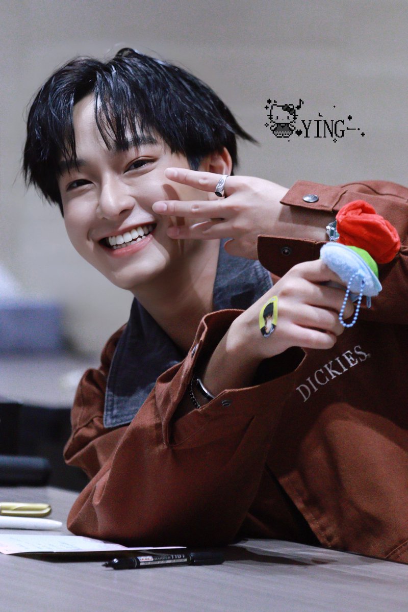 YING_zz910's tweet photo. 🙅‍♀️✌🏻
I will find a new pose.@Chimonac 

CHIMON FANSIGN DIARY
#มหกรรมนิยานานาชาติ2025xChimon
#ChimonWachirawit 
#ชิม่อนไงจะใครหล่ะ https://t.co/0OI9lRgSiB