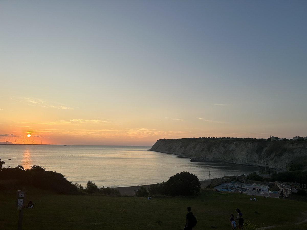 No tenemos muchos atardeceres así por estas latitudes, pero cuando toca, como lucen! 
Bizkaia maitea.