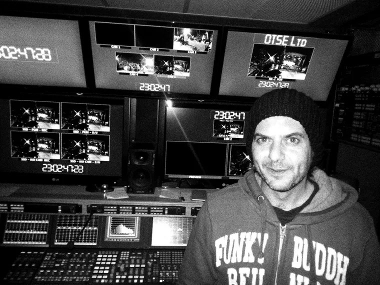 Χτες σκοτώθηκε ένας ηχολήπτης. Λεγόταν Γιάννης. Σκοτώθηκε οδηγώντας το φορτηγό, ενώ είχε τελειώσει από συναυλία  στην Κατερίνη πηγαίνοντας στην Πρέβεζα για συναυλία την αμέσως επόμενη μέρα, για να κάνει οικονομία στα μεροκάματα η παραγωγή, ώστε να μεγιστοποιήσει το κέρδος της...