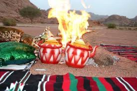 :
قم يالغلا ،، بشر الصبح بالخير 
وشو صباح الناس لاصرت نايم 
:
انت الصباح اللي يسوق التباشير 
من طلتك ،، نلقى الغلا ،، والغنايم