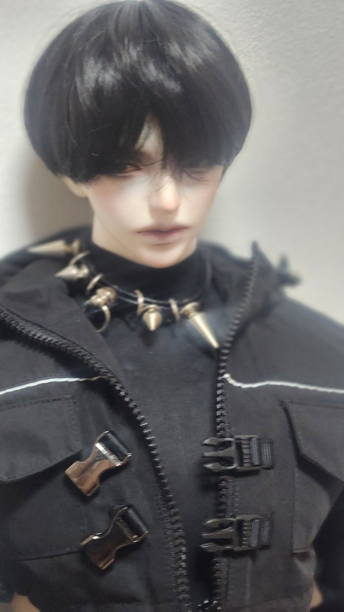 야밤에 빵퍼먹고 이대로자면 속이 불난다 싶어서 캐리어 정리를함
꺼내놓으면서 뜬금TMI를 하자면
미카엘은 반듯깔끔한 헤어
데브는 자기맘대로 잘라 항상 부스스한 머리를 가졌다는 설정이있다