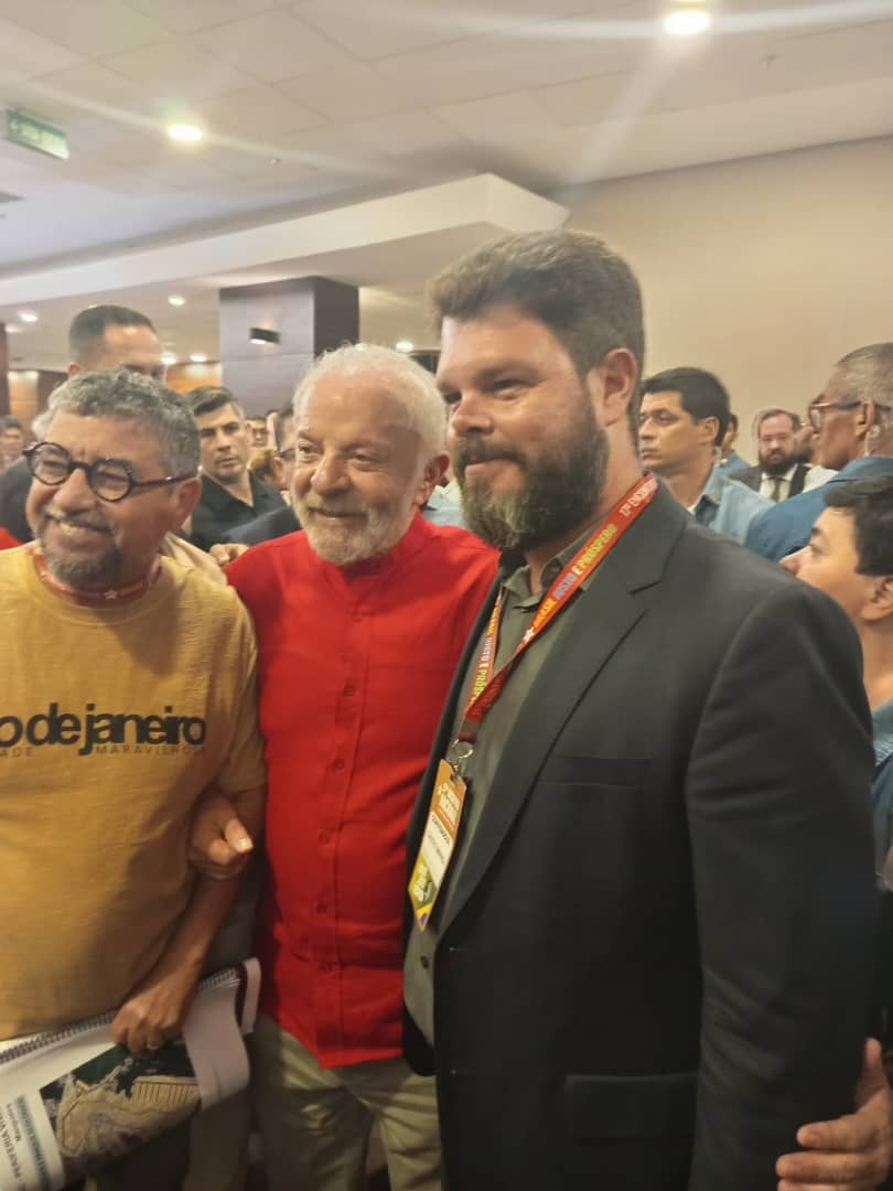 Al final del XVII Congreso del <a href="/ptbrasil/">PT Brasil</a> llegó, cargado de historia y afecto, el abrazo simbólico con el Presidente <a href="/LulaOficial/">Lula</a>🇧🇷✊️. 

Feliz de representar a #Cuba🇨🇺 y a quienes llevamos en nuestra sangre y nuestras ideas las eternas banderas de lucha de #FidelPorSiempre⭐️.
