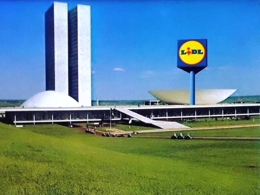 WhosThatGav's tweet photo. The Earth President's complex in #DoctorWho #FrontierInSpace is now a Lidl. Probably. https://t.co/YK9rHVMgsJ