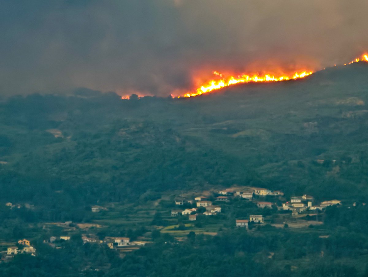 #IRVilaReal Está bajando la ladera. Muy preocupante! Va a ser una larga noche!

El tamaño de las llamas es descomunal.