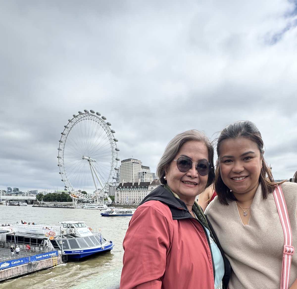 majhoye's tweet photo. Tour guide for today. Walking around London visiting iconic tourist spots with my aunt and boosting my steps. #NursesActive #ImperialActive @karhod21 @MrKevinLao https://t.co/Nl5LdxRYUg